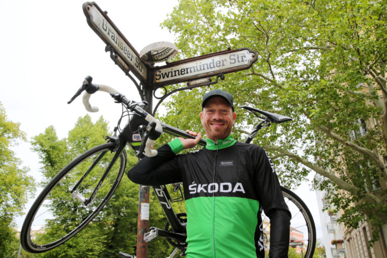 Schauspieler Johann von Bülow geht im SKODA Veloteam beim Jedermann-Rennen in Erfurt an den Start